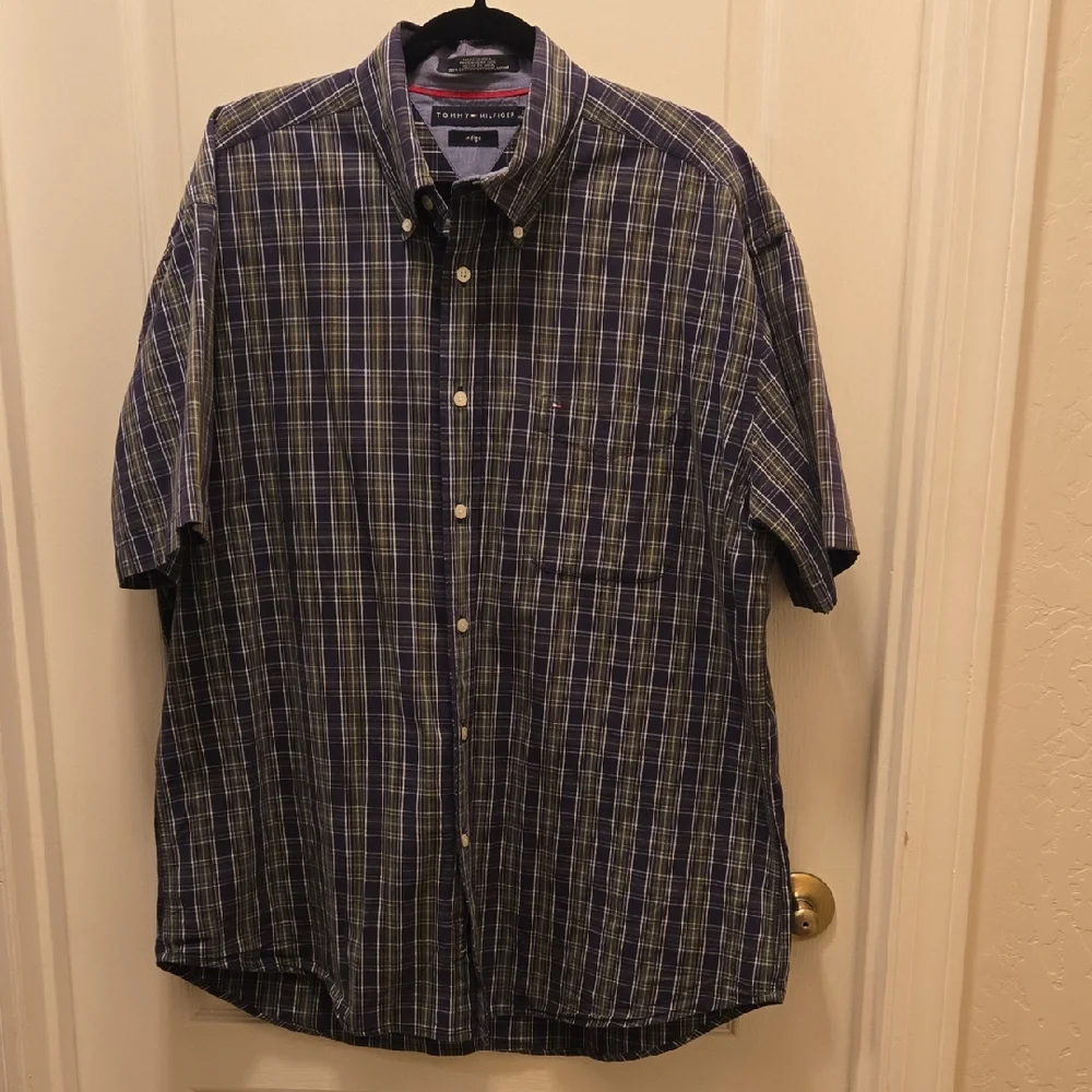 Tommy Hilfiger Men's Classic Fit Short Sleeve Buttondown Shirt